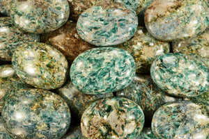 Green Kyanite Palm Stone 2 1/2" 4-6 Oz Heart Chakra - Kidz Rocks